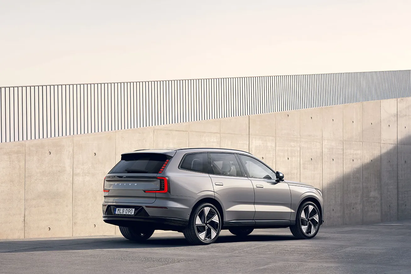 Революция Renault, новый Volvo EX90 и популярный Porsche Taycan - фото kapital.kz